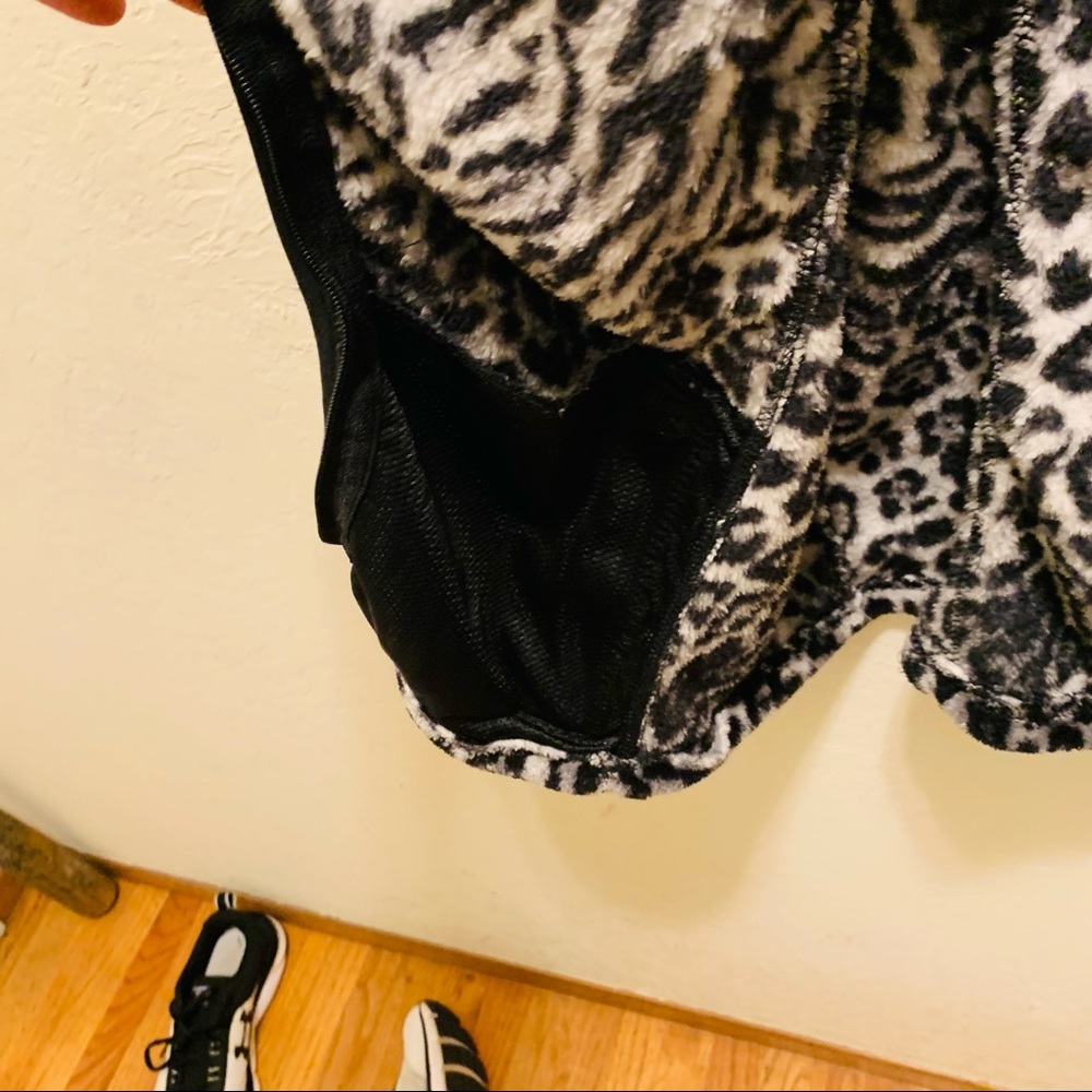 Leopard Print Vest Large - Picture 5 of 10